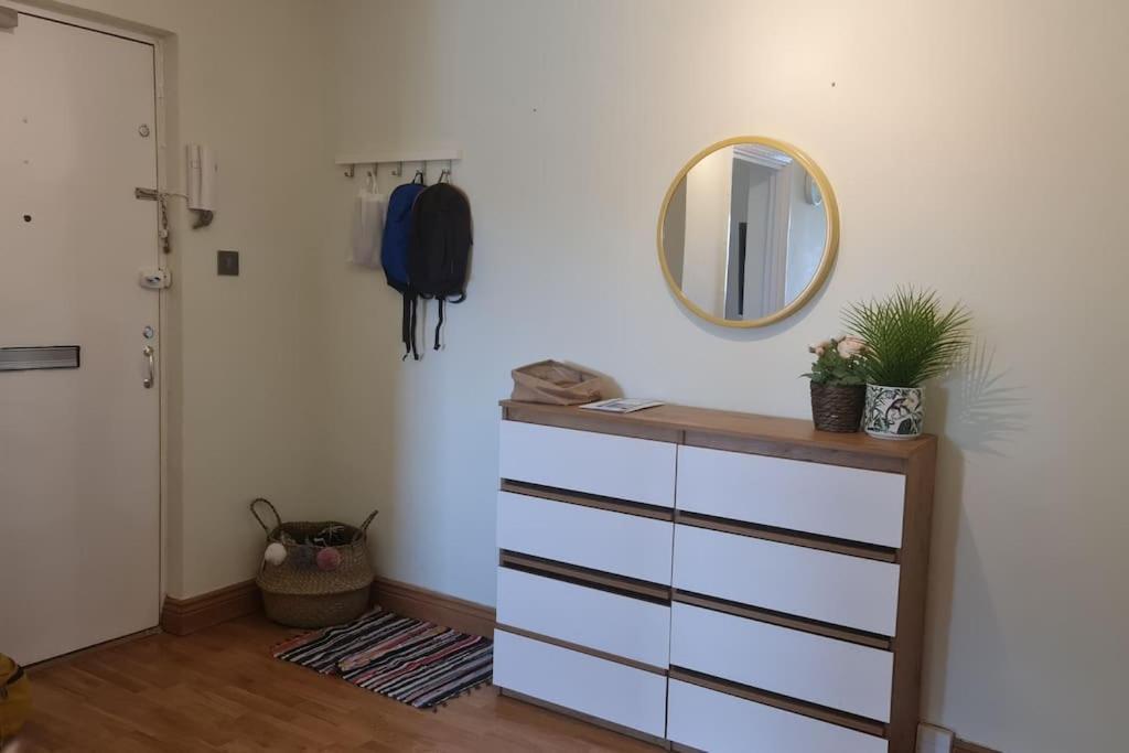 Bright & Lovely & Apartment Whetstone Екстер'єр фото